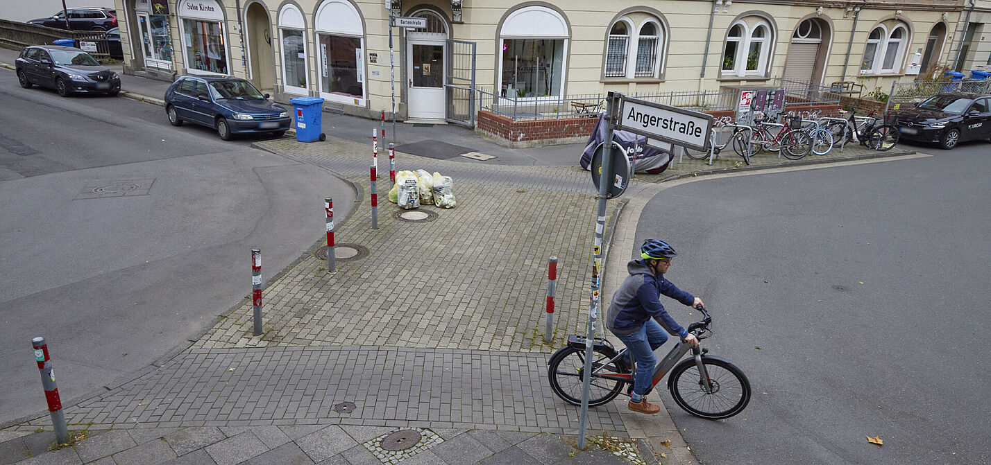 Modaler Filter heißt die Lösung, wenn durch Poller oder Anpflanzungen eine Abkürzung nur für Radfahrende, aber nicht für Autofahrende geschaffen wird. Modaler Filter heißt die Lösung, wenn durch Poller oder Anpflanzungen eine Abkürzung nur für Radfahrende, aber nicht für Autofahrende geschaffen wird.