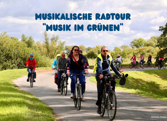 Radfahrende auf dem Deich