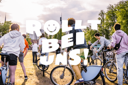 Menschen auf Fahrrädern, Schriftzug Rollt bei uns!