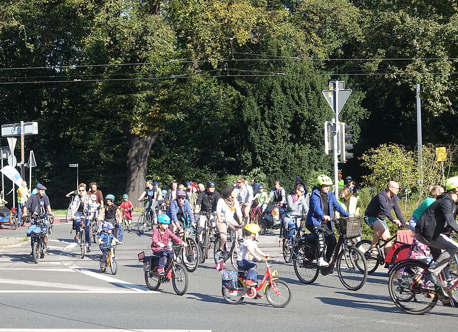 Kidical Mass 9-24 Karussell fahren im Stern