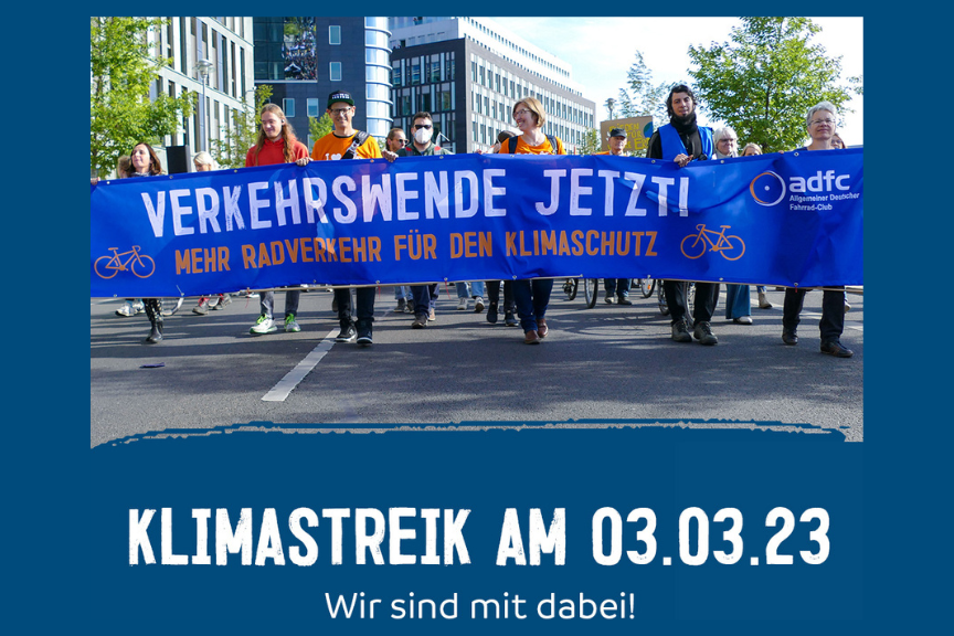 Foto von Demonstrierenden mit Banner: Verkehrswende Jetzt! Mehr Radverkehr für den Klimaschutz! vom ADFC. Bildunterschrift: Klimastreik am 03.03.23 - Wir sind mit dabei!