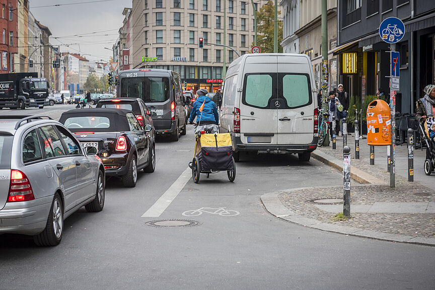 Für das Parken auf Geh- und Radwege sowie für das Halten in zweiter Reihe gelten mit der StVO-Novelle höhere Bußgelder. Für das Parken auf Geh- und Radwege sowie für das Halten in zweiter Reihe gelten mit der StVO-Novelle höhere Bußgelder.