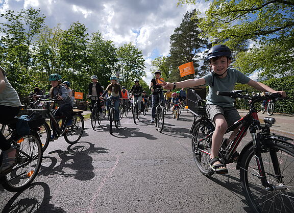 Kidical Mass Birkenwerder Kinder und Erwachsene bei einer Fahrrraddemo.