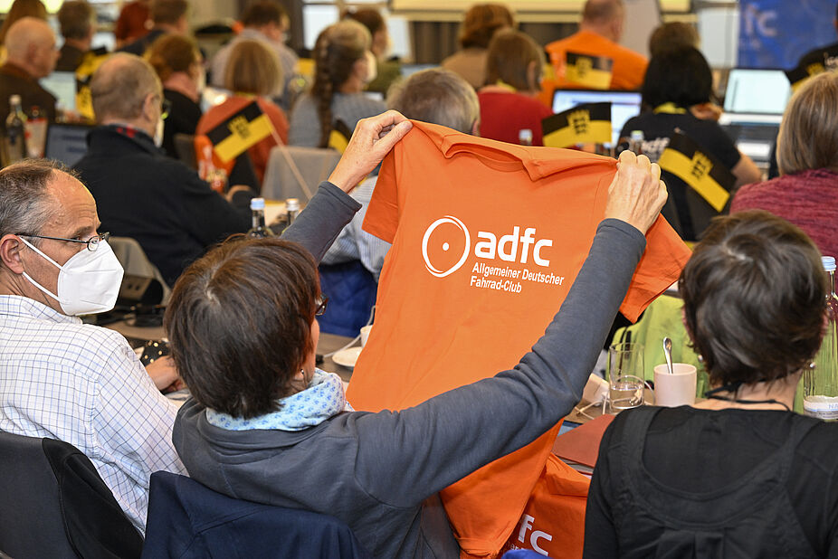 ADFC-Bundeshauptversammlung 2022 Delegierte hält Tshirt mit ADFC Logo hoch
