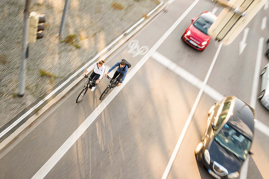 Für Radpendler*innen (hier mit Jobrad) ist gute Infrastruktur wichtig. In Bremen können sie jetzt Mängel melden. Für Radpendler*innen (hier mit Jobrad) ist gute Infrastruktur wichtig. In Bremen können sie jetzt Mängel melden.